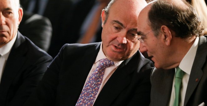 El ministro de Economía, Luis de Guindos, y el presidente de Iberdrola, José Ignacio Sánchez Galán, charlan durante la inauguración de la jornada organizada por Pimco y El Confidencial. EFE/ Mariscal