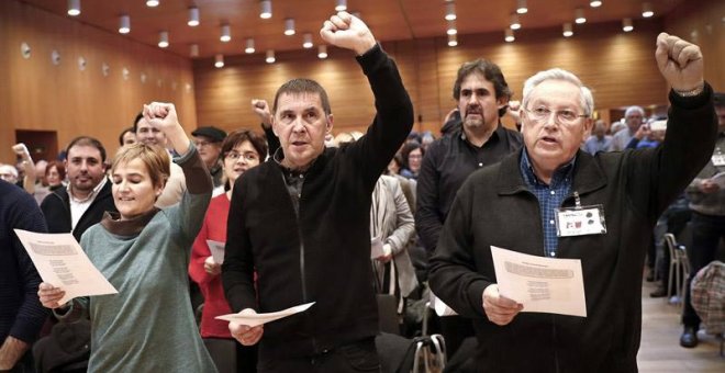 El hasta hoy presidente de la formación Aralar, Patxi Zabaleta (derecha),junto al coordinador general de EH Bildu, Arnaldo Otegi (centro), y la secretaria general del ya exento partido, Rebeka Ubera (izquierda). | VILLAR LÓPEZ (EFE)