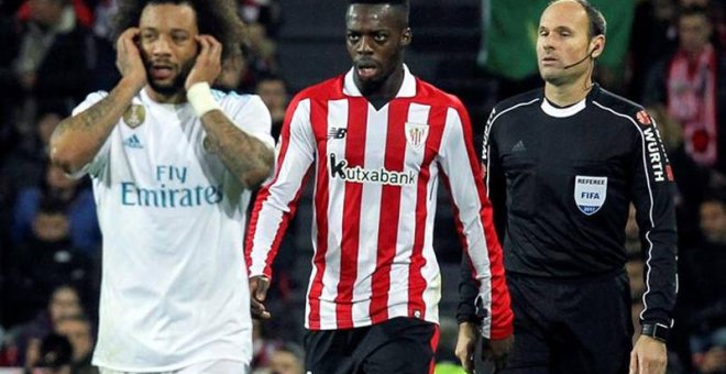 El defensa brasileño del Real Madrid Marcelo Vieira (i) y el centrocampista del Athletic Iñaki Williams durante el partido. | MIGUEL TOÑA (EFE)