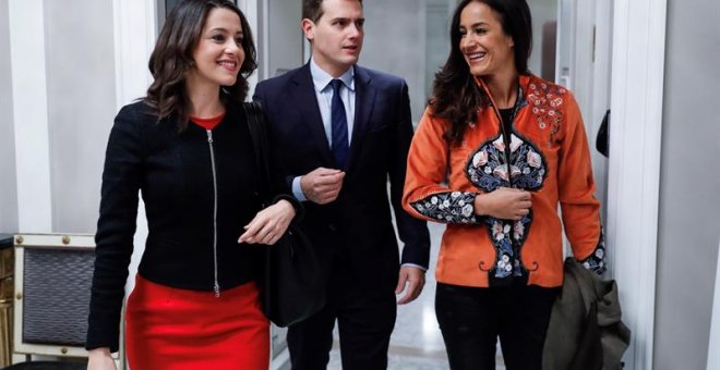 El líder de Ciudadanos, Albert Rivera, junto a la cabeza de lista de Ciudadanos en las elecciones del 21 de diciembre, Inés Arrimadas, y la portavoz de Ciudadanos en el Ayuntamiento de Madrid, Begoña Villacís, a su llegada al desayuno informativo de hoy e