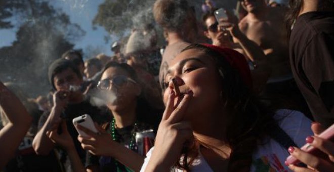 Jóvenes fumando. /REUTERS