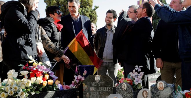 El secretario general del PSOE, Pedro Sánchez, ante las fosas comunes que hay en el cementerio de Paterna (Valencia), y que ha visitado tras el acto en el que ha presentado la propuesta de reforma integral de la ley de Memoria histórica. EFE/ Manuel Bruqu