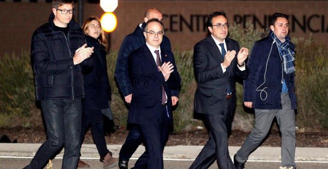 Los exconsellers de la Generalitat Carles Mundó (i), Josep Rull (2d) y Jordi Turull (c), a su salida de la prisión de Estremera (Madrid) tras pagar las fianzas que les impuso el juez del Tribunal Supremo Pablo Llarena. EFE/VÍCTOR LERENA