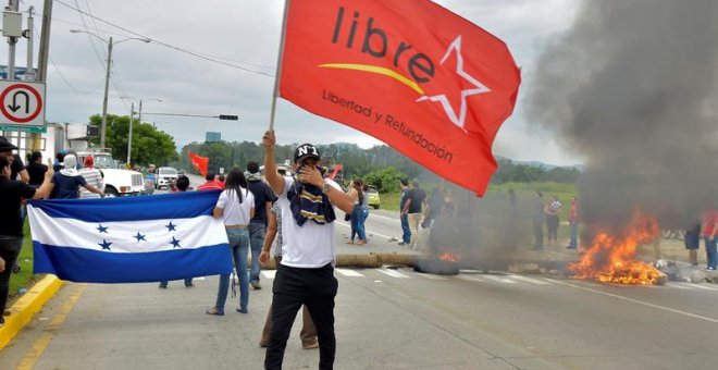 Activistas de la Alianza de Oposición contra la Dictadura mantienen protestas desde tempranas horas de este jueves en Tegucigalpa y otras ciudades del país contra un supuesto 'fraude' en los comicios. EFE/José Valle