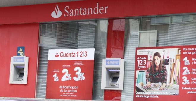 Publicidad de la Cuenta 1,2,3 en una sucursal de Banco Santander. E.P.