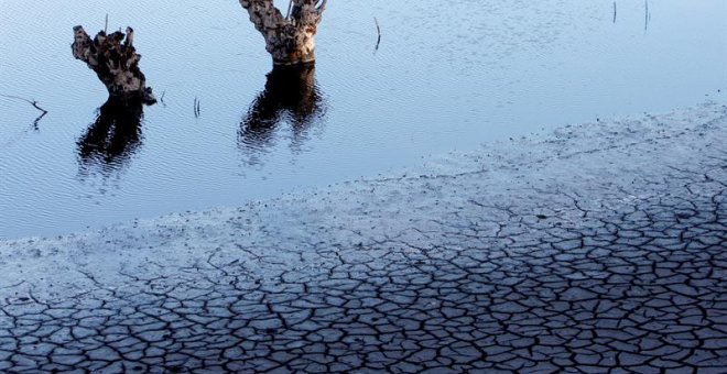 Vista del embalse de Eiras, que abastece de agua a la ciudad de Vigo y a otros ayuntamientos vecinos y que se encuentra a menos del 30% de su capacidad. / EFE