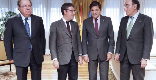 El ministro de Energía, Álvaro Nadal (2i.), y el presidente de Iberdrola, Ignacio Sánchez Galán (d.), con los presidentes autonómicos de Castilla y León y de Asturias (Juan Vicente Herrera y Javier Fernández), en un reciente encuentro en Madrid. EFE