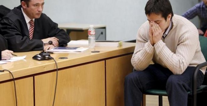 José Diego Yllanes (d), autor confeso de la muerte de Nagore Laffage, durante el juicio en Pamplona - Efe