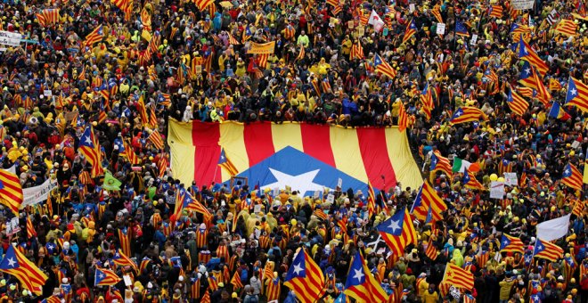 Miles de independentistas se manifiestan en Bruselas con pancartas contra la UE. REUTERS/Francois Lenoir