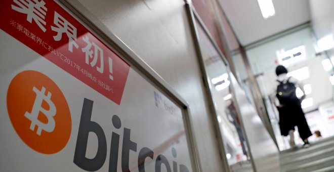 El logo de Bitcoin en una tienda electrónica en Tokio. REUTERS/Kim Kyung-Hoon