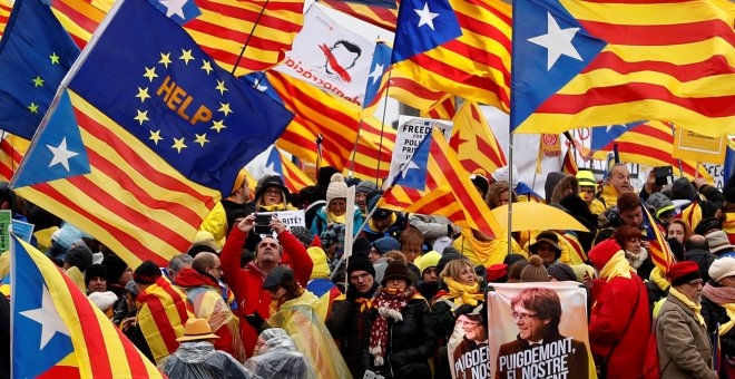 Participantes con esteladas en la manifestación convocada por ANC en Bruselas.. REUTERS/Yves Herman