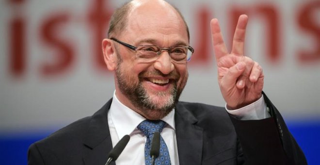 El líder de los socialdemócratas alemanes, Martin Schulz, sonríe tras su reelección como presidente del SPD.-