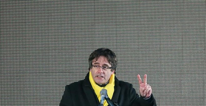 El expresidente de la Generalitat Carles Puigdemont pronuncia su discurso durante la manifestación independentista.- EFE