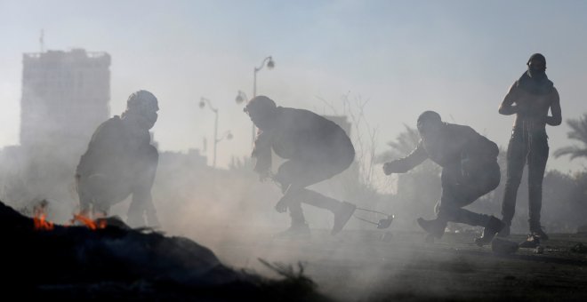 Jóvenes palestinos se enfrentan a los soldados israelíes en el 'día de la ira', junto al  asentamiento judío de Beit El, cerca de Ramala, en Cisjordnia. REUTERS/Mohamad Torokman