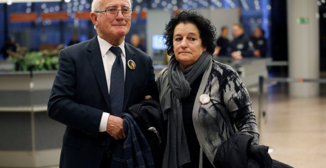 Paco Zapater y su esposa Núria, padres de la víctima española Clara Zapater, a su llegada para asistir a la primera sesión del juicio contra diez presuntos responsables de la tragedia de la "Loveparade" de 2010, la gran fiesta al aire libre en que muriero