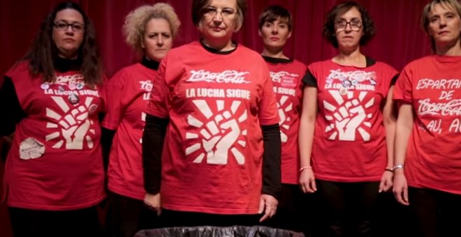 'Espartanas' de Coca-Cola reclaman el boicot a la marca de refrescos en una campaña navideña.