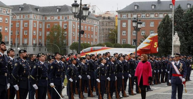 La ministra de Defensa, María Dolores de Cospedal, preside la parada militar con motivo de la celebración de la Virgen de Loreto, patrona del Ejército del Aire, acompañada por el jefe de Estado Mayor del Ejército del Aire, general Javier Salto (d), este m