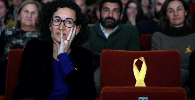 La secretaria general de ERC y número dos en la lista, Marta Rovira, junto a un asiento vacío dedicado al exvicepresidente de la Generalitat encarcelado, Oriol Junqueras, durante el acto de inicio de camapaña. EFE