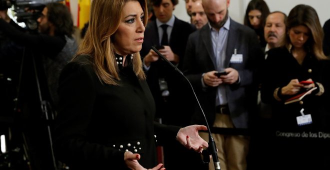 La presidenta de la Junta de Andalucía, Susana Díaz, hace unas declaraciones a los periodistas en el Congreso, en los actos del Día de la Constitución. EFE/ Juan Carlos Hidalgo