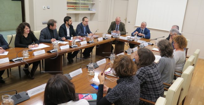 Los concejales responsables de Vivienda de Madrid, Barcelona, Cádiz, Santiago de Compostela, A Coruña, Valencia y Zaragoza, con el secretario de Estado de Infraestructuras, Transportes y Vivienda, Julio Gómez-Pomar.