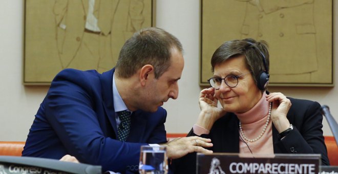 La presidenta de la Junta Única de Resolución (JUR), Elke König, con el presidente del FROB, Jaime Ponce, durante su comparecencia en el Congreso. EFE/J.P. Gandul