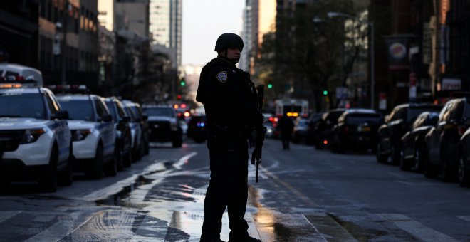 Un policía junto al lugar del intento de atentado en Nueva York. - REUTERS