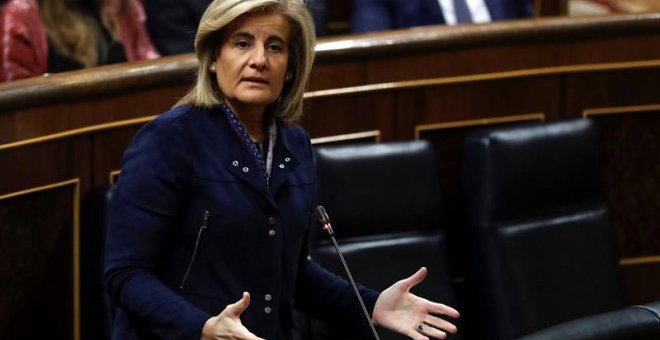 La ministra de Empleo, Fátima Báñez, durante su intervención en el Congreso. | EMILIO NARANJO (EFE)