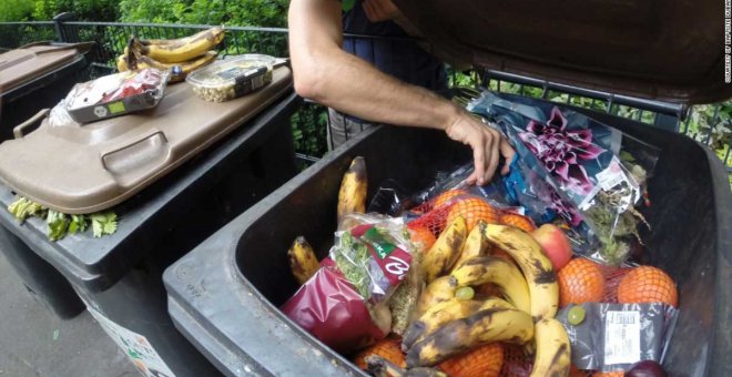 Comida en la basura.