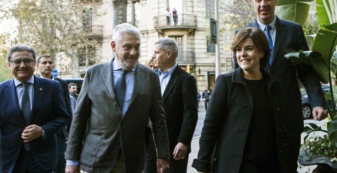 La vicepresidenta del Gobierno, Soraya Sáenz de Santamaría, y el candidato del PPC a la presidencia de la Generalitat, Xavier García Albiol, acompañados del delegado del Gobierno en Catalunya Enric Millo. - EFE