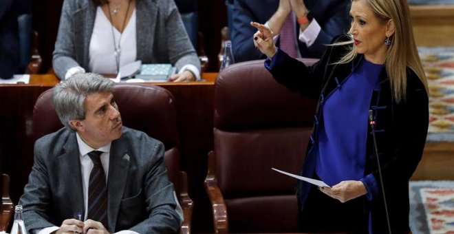 La presidenta de la Comunidad de Madrid, Cristina Cifuentes (d) en la Asamblea de Madrid. /EFE