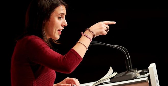 La portavoz de Unidos Podemos en el Congreso de los Diputados, Irene Montero,interviene en un acto en El Prat de Llobregat. / EFE