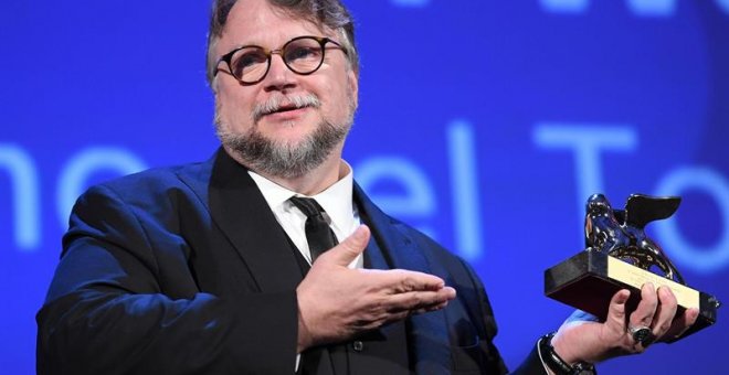 Fotografía de archivo del director de cine mexicano Guillermo del Toro con su León de Oro por la película "La forma del agua" durante el Festival de Cine de Venecia. / EFE