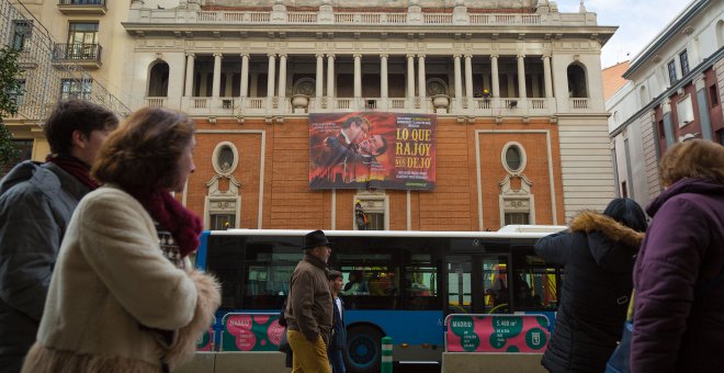 Varios viandantes pasan junto al edificio donde Greenpeace ha realizado su acto de protesta. - CHRISTIAN GONZÁLEZ