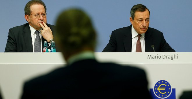 El presidente del BCE,Mario Draghi, y el vicepresidente, Vitor Constancio, en la rueda de prensa tras la reunión del Consejo de Gobierno de la entidad. REUTERS/Ralph Orlowski