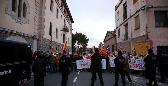 Protesta frente a la sede de Freixenet en Sant Sadurni d'Anoia, durante la visita del presidente del Gobierno,  Mariano Rajoy, en la campaña del 21-D. REUTERS/Albert Gea