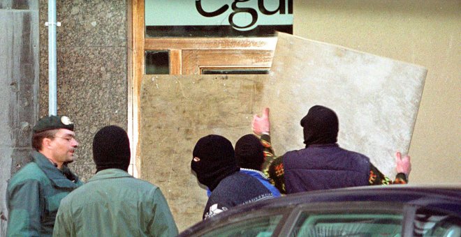 Policías sellan la entrada a la sede del diario ‘Euskaldunon Egunkaria’ en febrero de 2002.- RAFA RIVAS (AFP)