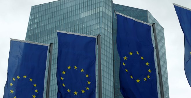 Banderas de la UE en frente de la sede del BCE, en Fráncfort. REUTERS/Ralph Orlowski