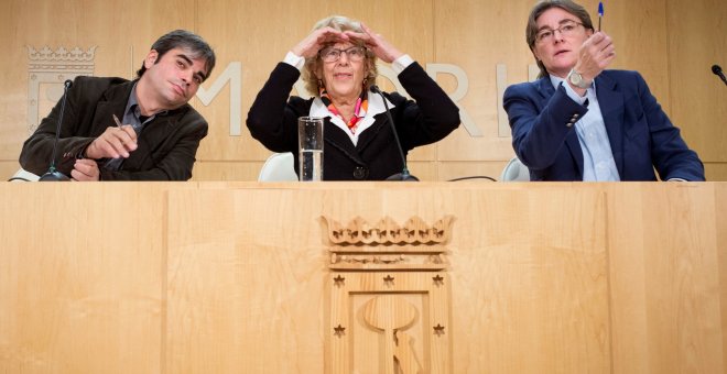 La alcaldesa de Madrid, Manuela Carmena,acompañada por el nuevo responsable municipal de Economía y Hacienda, Jorge García Castaño, y de la delegada de Equidad, Marta Higueras, durante la rueda de prensa que ha ofrecido en el Palacio de Cibeles.EFE/Luca P