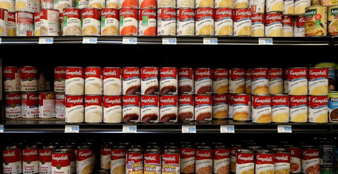 Latas de sopan de Campbell en un supermercado en la localidad californiana de San Rafael.  AFP/Justina Sullivan