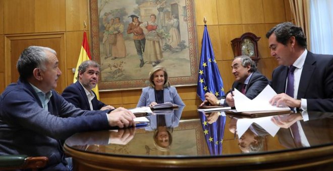 Báñez, Sordo, Álvarez,Rosell y Garamendi, durante su reunión este martes. EFE/ Ballesteros