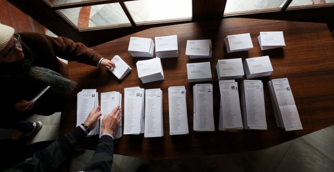 Las papeletas, listas para que los votantes acudan a por ellas. / Reuters