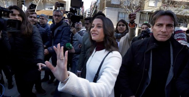 La candidata de Ciudadanos a la Presidencia de la Generalitat, Inés Arrimadas, a su llegada para votar en el colegio electoral Ausiàs March del barrio de Les Corts. - EFE