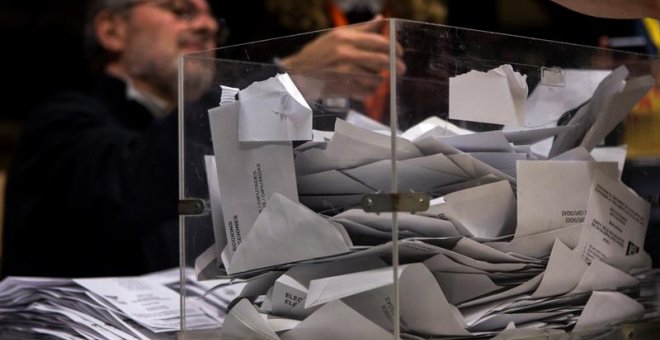 Los miembros de una mesa electoral participan en el recuento de votos en el colegio La Sedeta, tras la jornada de las elecciones catalanas del 21D. EFE/Quique García