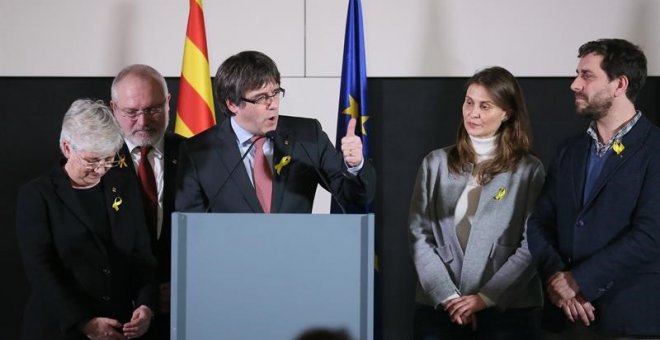 Carles Puigdemont comparece en el centro de conferencias Square Brussels para valorar el resultado de las elecciones junto a Clara Ponsatí, Lluis Puig, Meritxell Serret i Toni Comin / EFE