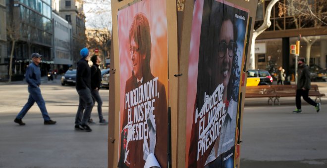 Carteles electorales de Junts per Catalunya y ERC el día después del 21-D en Barcelona./ REUTERS