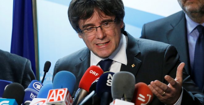 El president cesado Carles Puigdemont, número uno de la lista de Junts per Catalunya, durante su rueda de prensa en el Press Club Brussels Europe, tras las elecciones del 21-D. REUTERS/Francois Lenoir