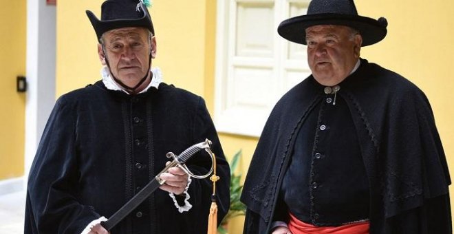 Hombres con el atuendo para celebrar tradicional la 'puja'de mujeres en Lecrín, Granada.-