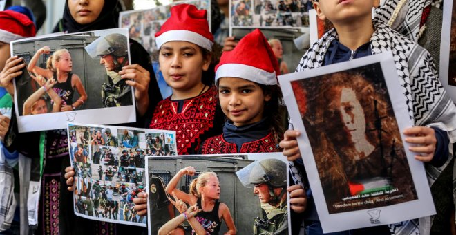 Manifestantes palestinos y libaneses del centro de rehabilitación Khiam para víctimas de tortura (KRC) sostienen fotografías de la joven Ahed Tamimi, durante una protesta frente al Comité Internacional de la Cruz Roja (ICRC) en Beirut. EFE/ Nabil Mounzer