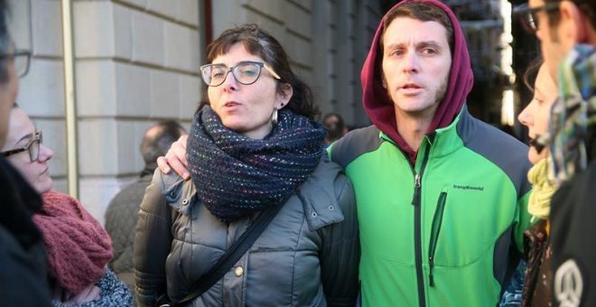 Los concejales de la CUP de Reus (Tarragona) Marta Llorens y Oriol Ciurana, sobre los que pesa una orden de detención por no comparecer ante el juez, a su salida hoy del Ayuntamiento de Reus. Los Mossos d'Esquadra han detenido a Marta Llorens y Oriol Ciur