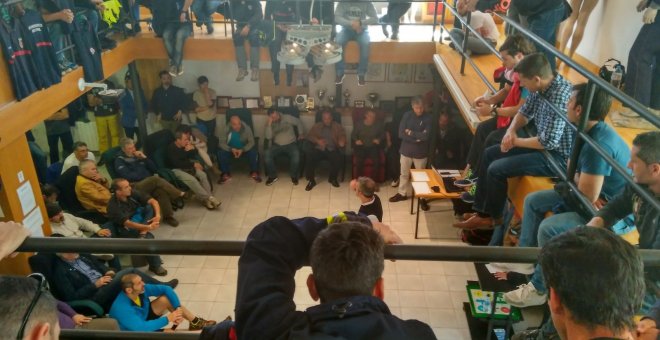 Asamblea de los bomberos de Málaga, durante su encierro. TWITTER @encierrobombmlg